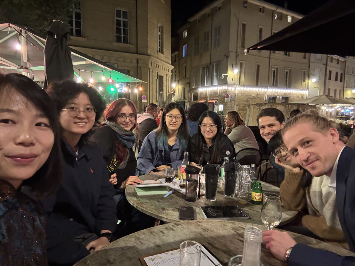 Les participants de la première rencontre, attablés en terrasse le soir